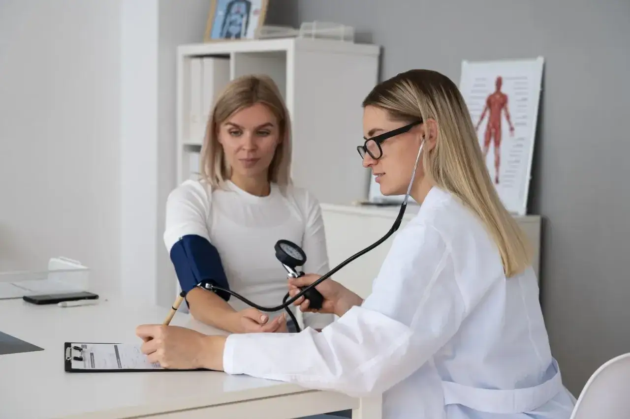 Lekarka bada pacjentkę, która martwi się, czy padaczka a prawo jazdy to problem nie do pokonania.