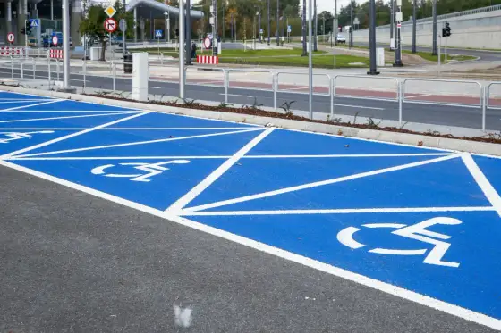 Niebieska koperta - kto może parkować i jakie grożą kary?