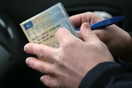 Czy trzeba mieć dowód rejestracyjny podczas jazdy po Polsce?