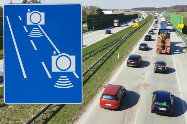 Znak informuje o odcinkowym pomiarze prędkości na autostradzie. Uważaj na kamery rejestrujące wykroczenia.