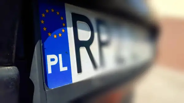 Polski numer rejestracyjny z niebieskim paskiem UE i literami "PL".
