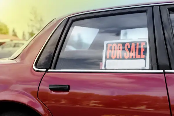 Czerwony samochód z tabliczką "FOR SALE" na szybie. Czekam na nowego właściciela, może to Ty? EBR rejestracja.