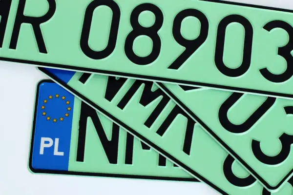 Kilka zielonych tablic rejestracyjnych z czarnymi znakami, jedna z niebieskim paskiem UE i napisem "PL". Czy to rejestracja FZ z jakiegoś miasta?