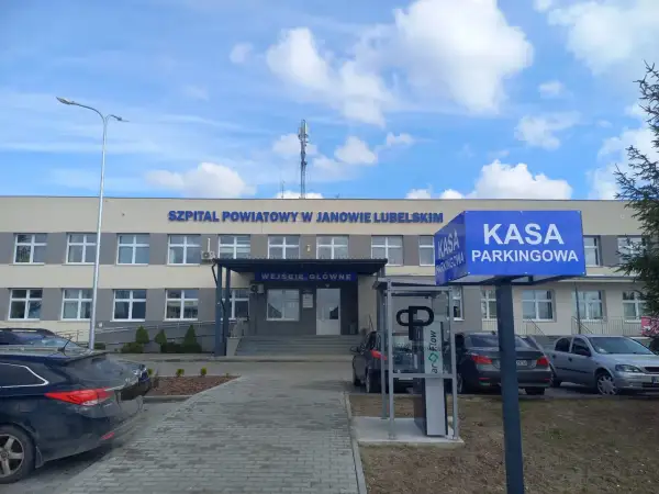 Szpital Powiatowy w Janowie Lubelskim. Obok wejścia głównego znajduje się kasa parkingowa.