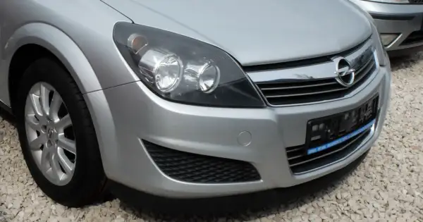 Srebrny Opel Astra z przodu, brakuje tablicy rejestracyjnej.