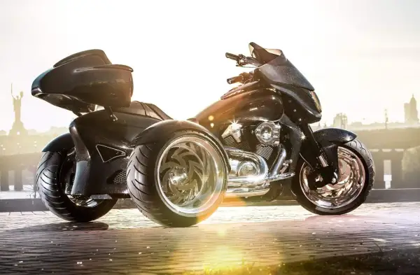 Stylowe motocykle trójkołowe na kat B. Błyszczące, czarne, z chromowanymi felgami, gotowe na podbój drogi.