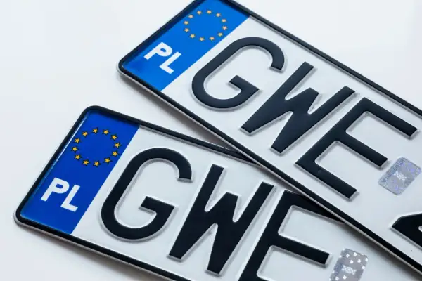Dwie polskie tablice rejestracyjne z literami "GWE". Nowa rejestracja zbi jest gotowa do drogi.