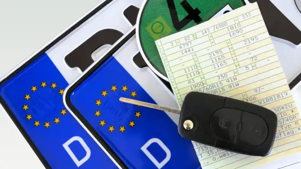 Niemieckie tablice rejestracyjne, kluczyk samochodowy i dokumenty, wszystko gotowe do pgo rejestracja.