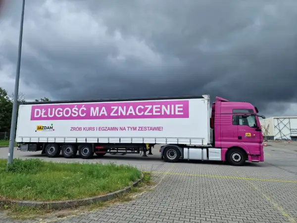 Różowa ciężarówka z napisem "Długość ma znaczenie. Zrób kurs i egzamin na tym zestawie!" - idealna do kwalifikacji wstępnej przyspieszonej testy i odpowiedzi.