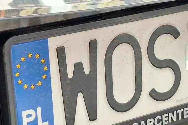 Tablica rejestracyjna z literami WOS i symbolem Unii Europejskiej.