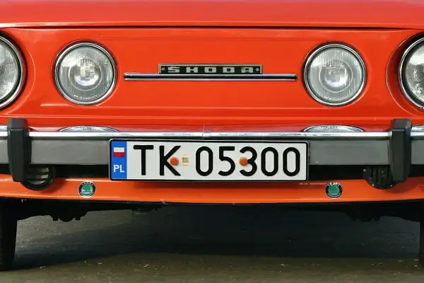 Pomarańczowa Skoda z tablicą rejestracyjną TK 05300.