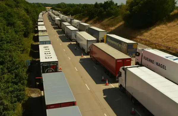 Korek na A1, ciężarówki stoją w długim korku. Zastanawiasz się, jaka predkosc na A1 w takich warunkach?