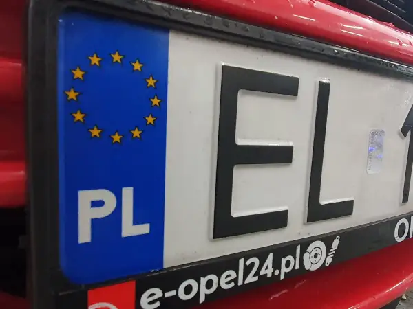 Tablica rejestracyjna EL 1 z symbolem UE i PL. Nowa ltm rejestracja gotowa do drogi.