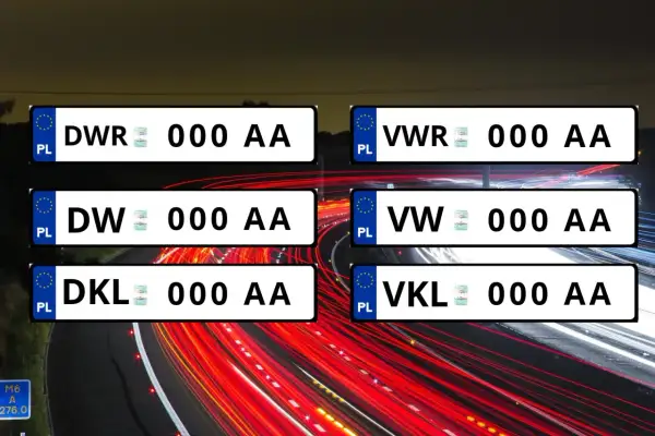 Sześć polskich tablic rejestracyjnych z różnymi oznaczeniami literowymi na tle nocnej autostrady.