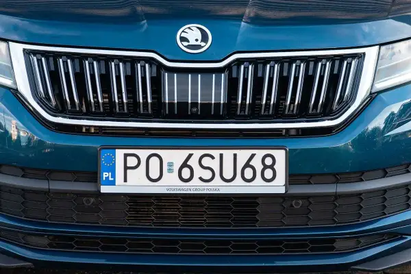 Błękitny grill Skody z polską tablicą rejestracyjną PO 6SU68.