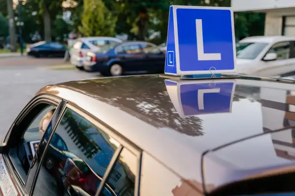 Znak "L" na dachu samochodu. Zastanawiasz się, ile trwa egzamin praktyczny na prawo jazdy?