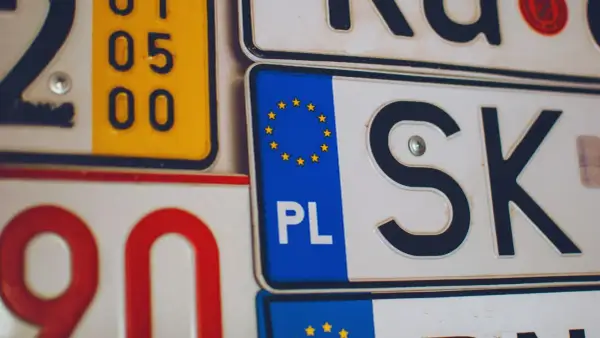 Kolekcja tablic rejestracyjnych, w tym polska z symbolem UE i oznaczeniem PL. FSL rejestracja to klucz do podróży po Europie.