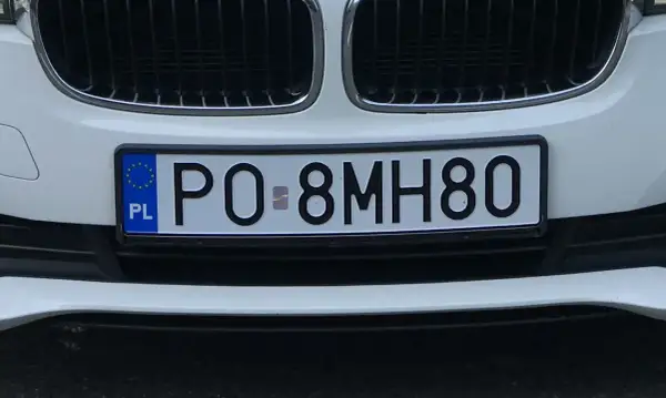 Białe BMW z rejestracją PO 8MH80.