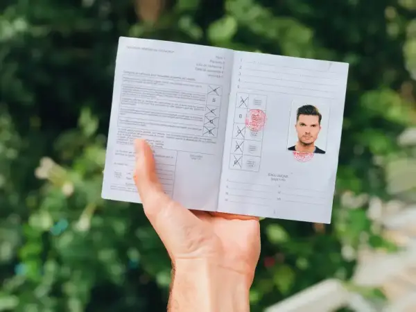 Międzynarodowe prawo jazdy online – dokument z fotografią i danymi kierowcy, gotowy do podróży.