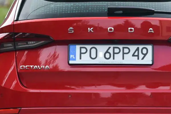 Czerwona Skoda Octavia z tablicą rejestracyjną PO 6PP49.