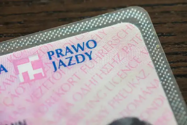 Zbliżenie na polskie prawo jazdy. Zastanawiasz się, ile się czeka na prawo jazdy? Ten dokument to klucz do wolności na drodze.
